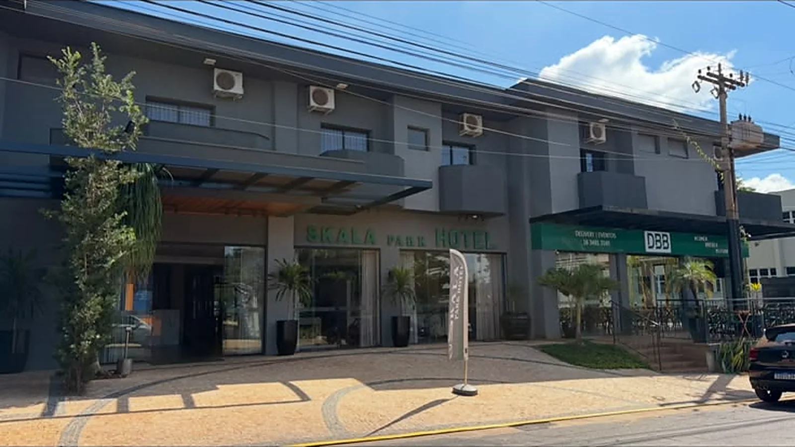 Fachada do hotel com o restaurante DBB