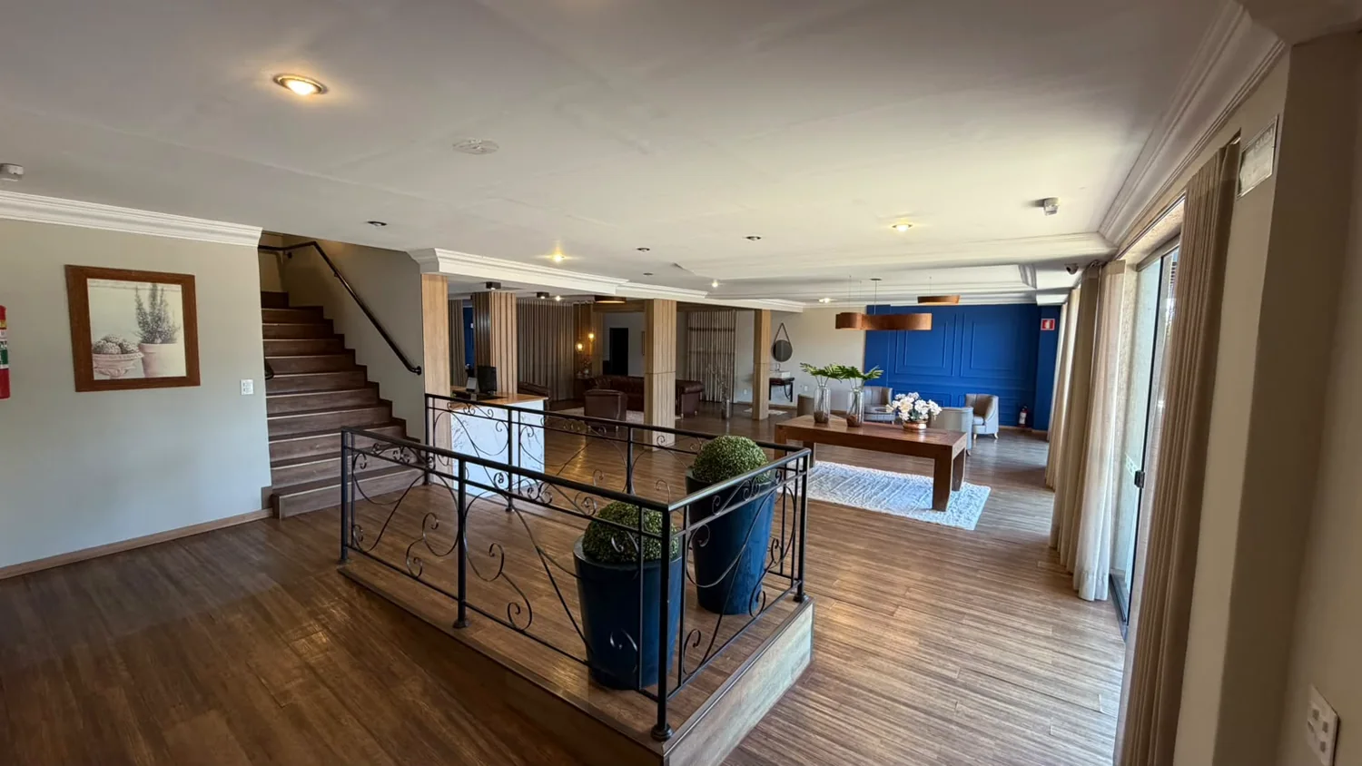 Hall e escada do hotel