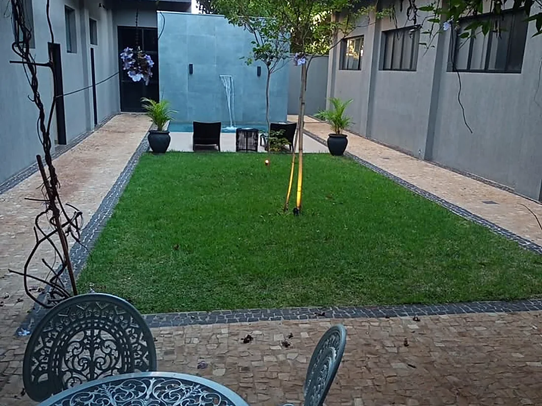 Jardim interno com gramado