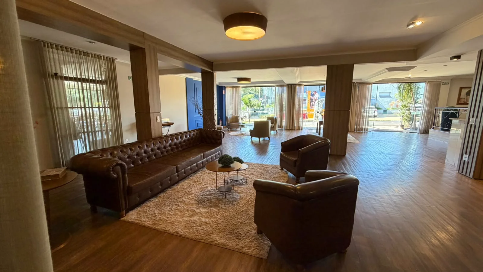 Lounge com poltronas de couro