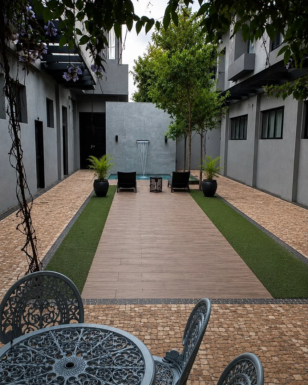 Pátio interno com fonte de água
