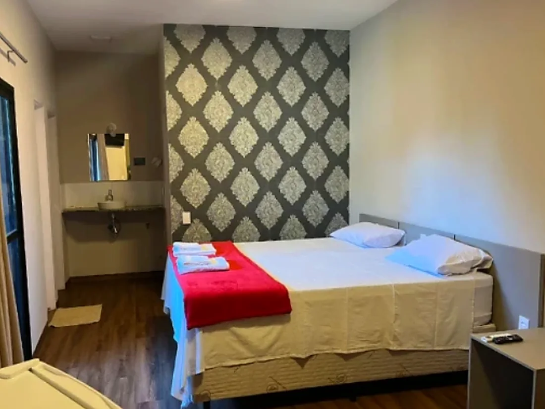 Apartamento reformado do Skala Park Hotel com cama de casal e banheiro privativo